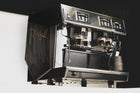 Machine à espresso commerciale à deux groupes Di Napoli Caffè avec deux espressos en cours d'extraction