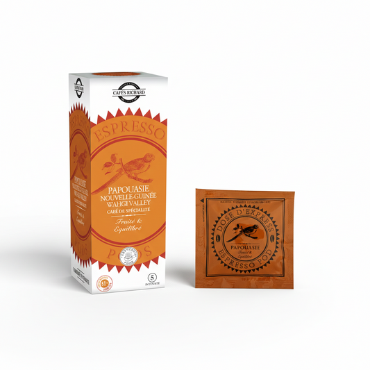 Boîte et dosette de café espresso Cafés Richard Papouasie-Nouvelle-Guinée sur fond blanc