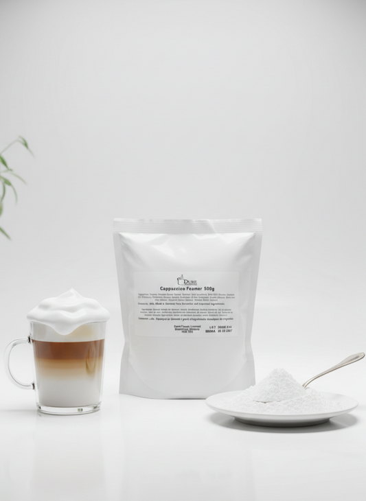 Sac de poudre Cappuccino Foamer avec un latté et une assiette de poudre sur fond blanc