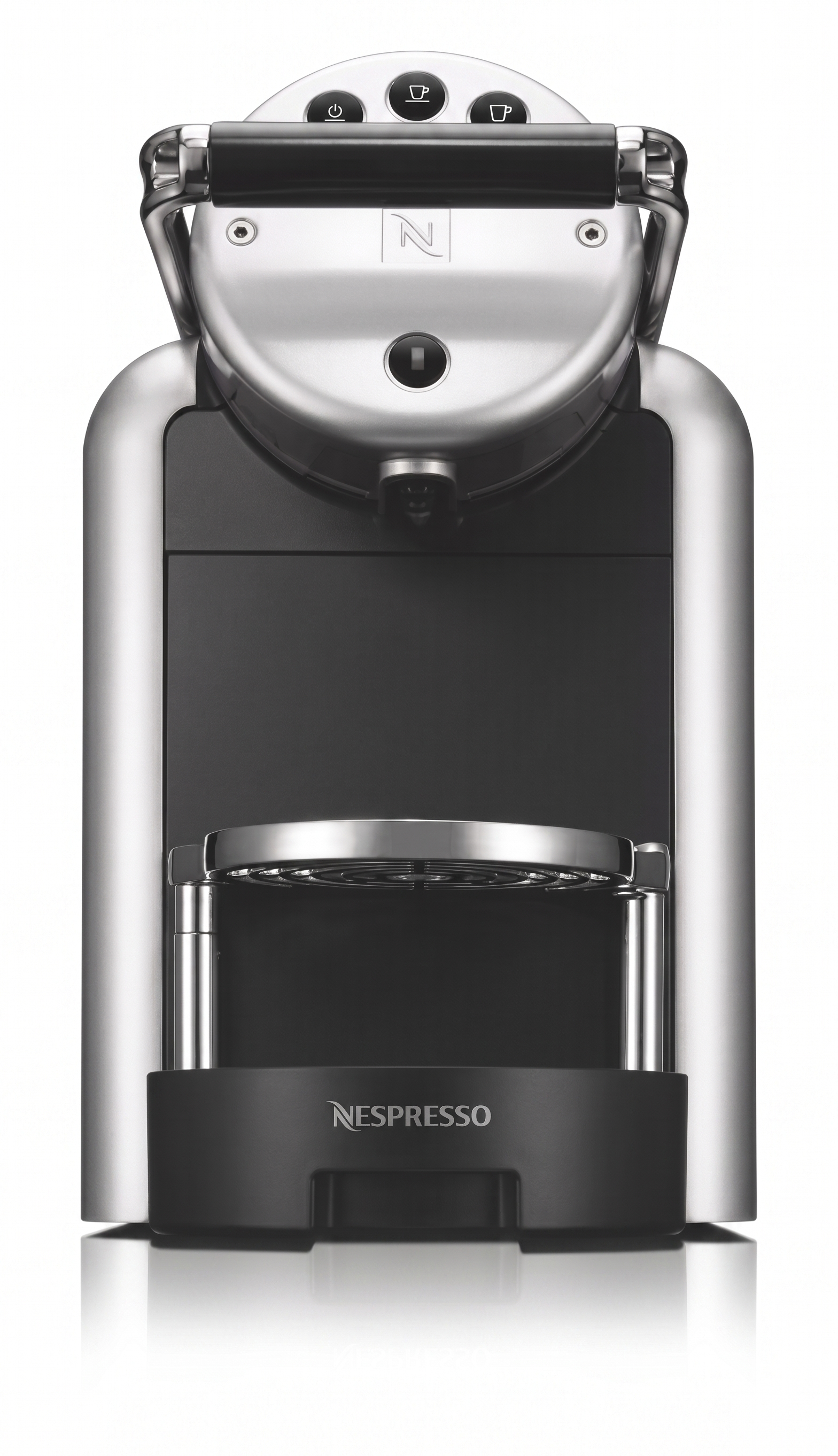 Machine à café à capsules Nespresso chromée, vue de face sur fond blanc