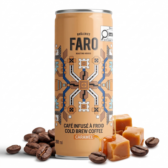Canette de café infusé à froid FARO Brûleries saveur caramel (250 ml) entourée de bonbons au caramel et de grains de café