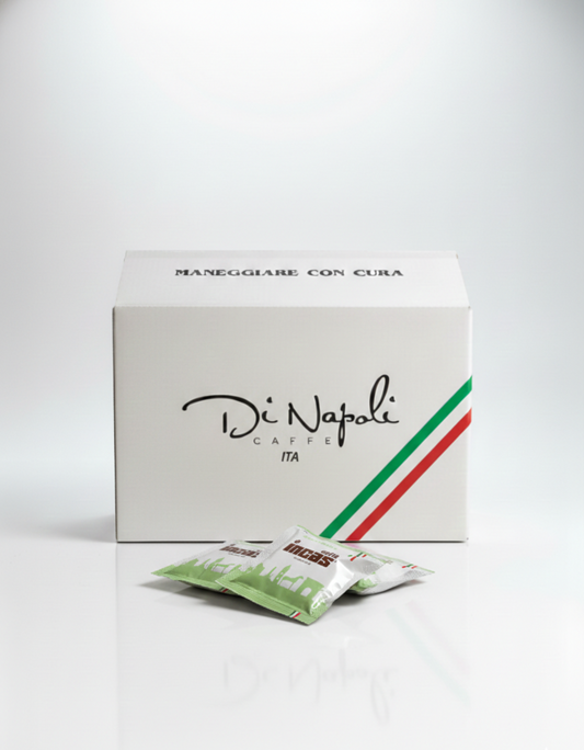 Boîte blanche Di Napoli Caffè aux couleurs italiennes avec des sachets de café verts devant
