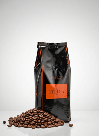 Sac de café Stella en grains avec étiquette orange et grains de café répandus