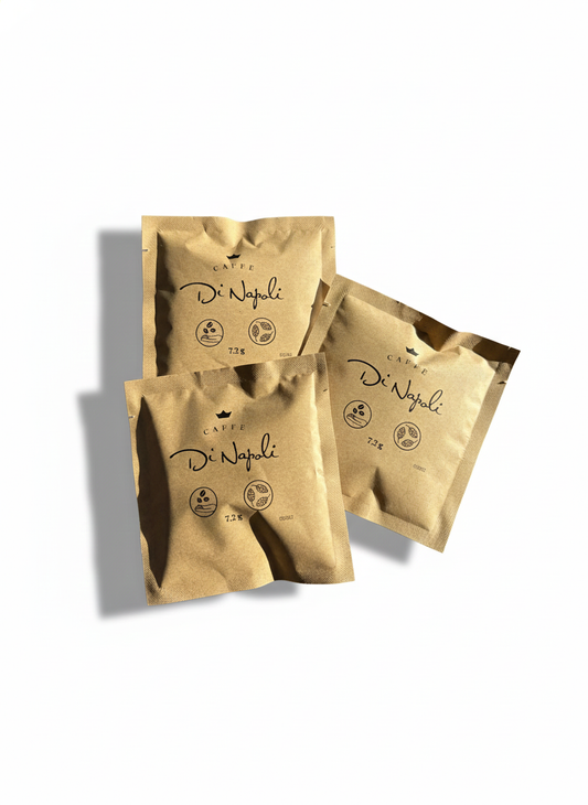 Dosettes de café Di Napoli en sachets de papier sur fond blanc