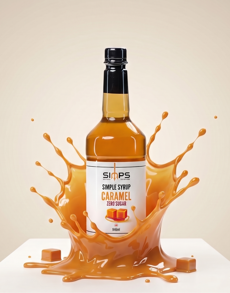 Bouteille de sirop simple SIMPS au caramel sans sucre (946 ml), éclaboussure de caramel et bonbons au caramel sur fond beige