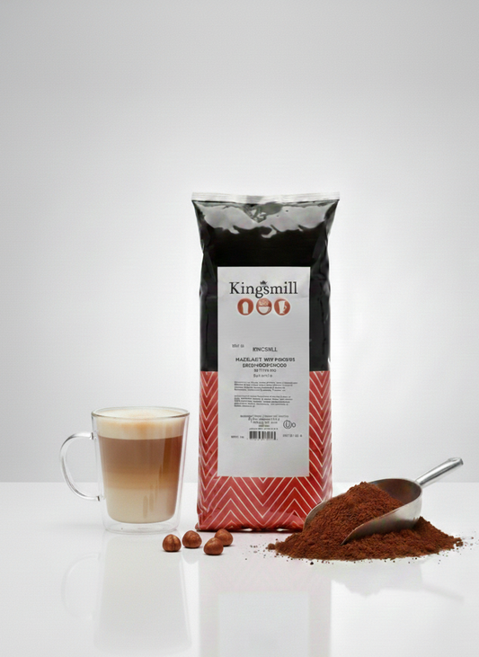Sac de poudre noisette Kingsmill avec un latté, des noisettes et de la poudre sur fond clair