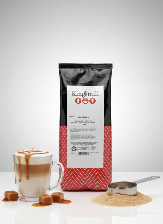 Sac de poudre caramel au beurre Kingsmill avec un latté au caramel et de la poudre sur fond clair
