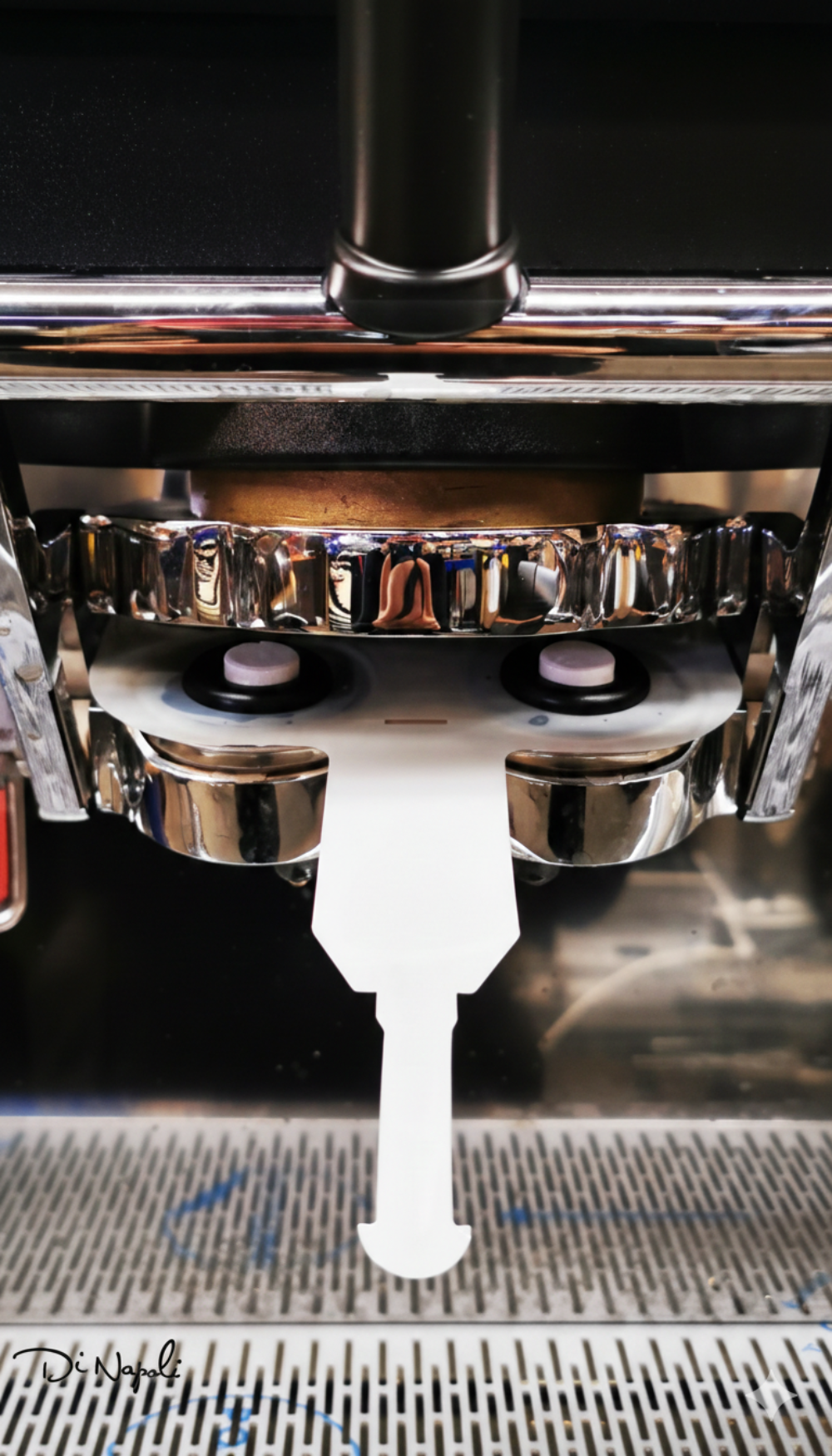 Languette de nettoyage insérée dans le groupe espresso Unic DCA – Cleaning tab in Unic DCA group head | Di Napoli Caffè