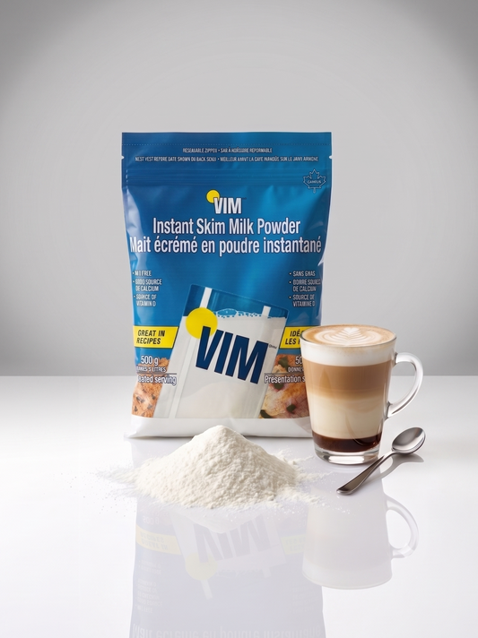 Sac de lait écrémé en poudre instantané VIM avec un latte et un tas de poudre