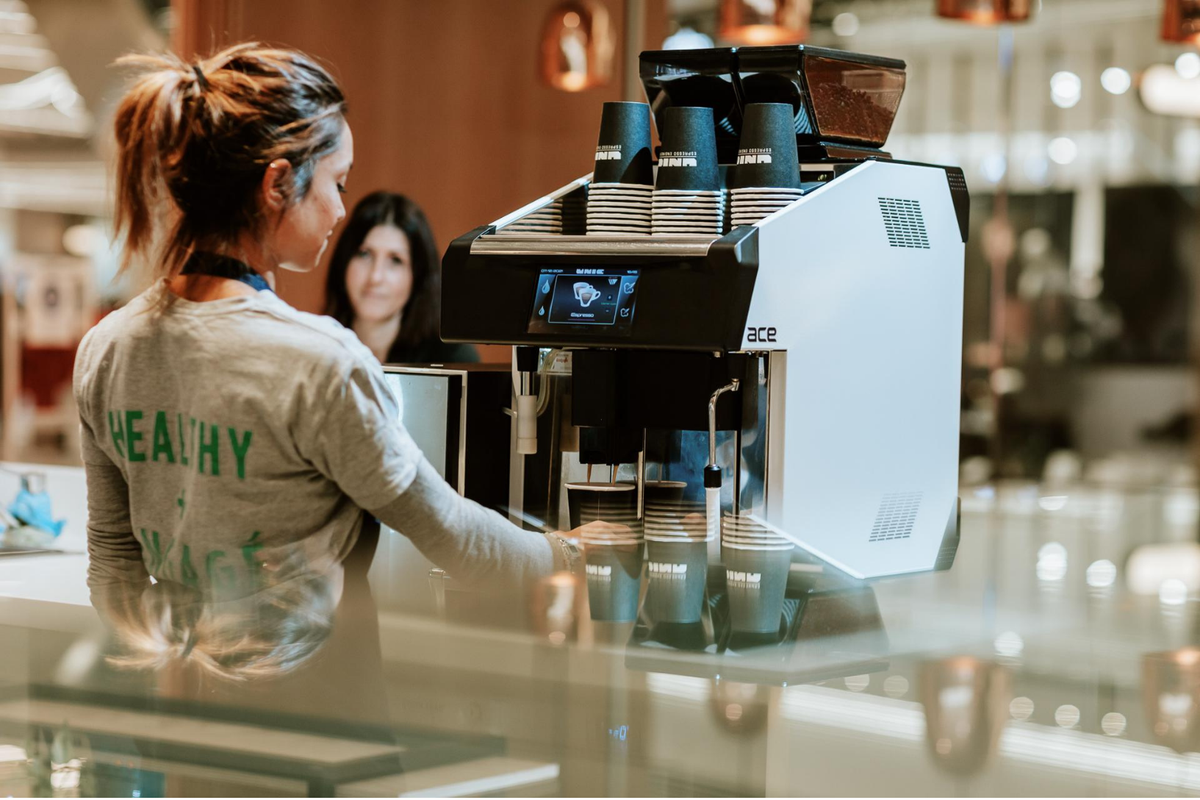 Préparation d'un café avec la machine Unic Tango Ace – Making coffee with the Unic Tango Ace | Di Napoli Caffè