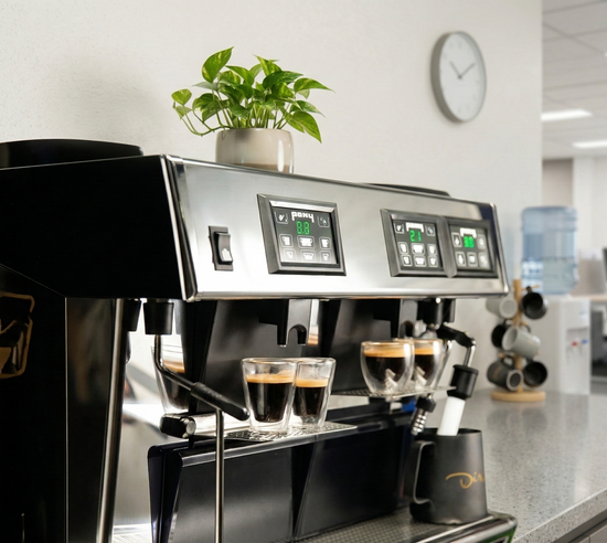 Machine espresso Pony 4 versant deux espressos – Pony 4 espresso machine pouring two espressos | Di Napoli Caffè