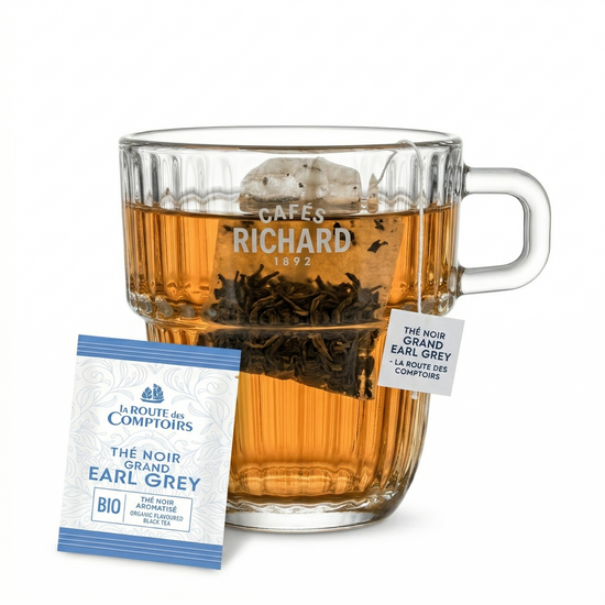 Tasse de comptoir en verre Richard avec thé – Richard glass cup with tea | Di Napoli Caffè